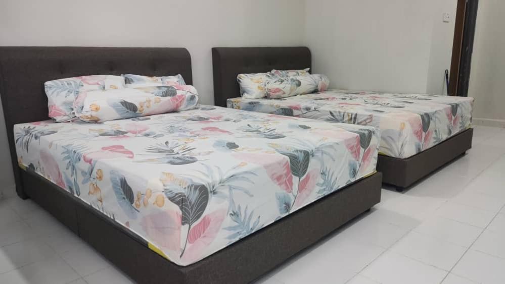 dwa łóżka siedzące obok siebie w sypialni w obiekcie Jeli Heights Hill Homes w mieście Jeli