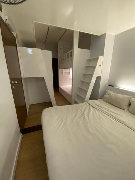 Postel nebo postele na pokoji v ubytování Suria Cameron Hotel