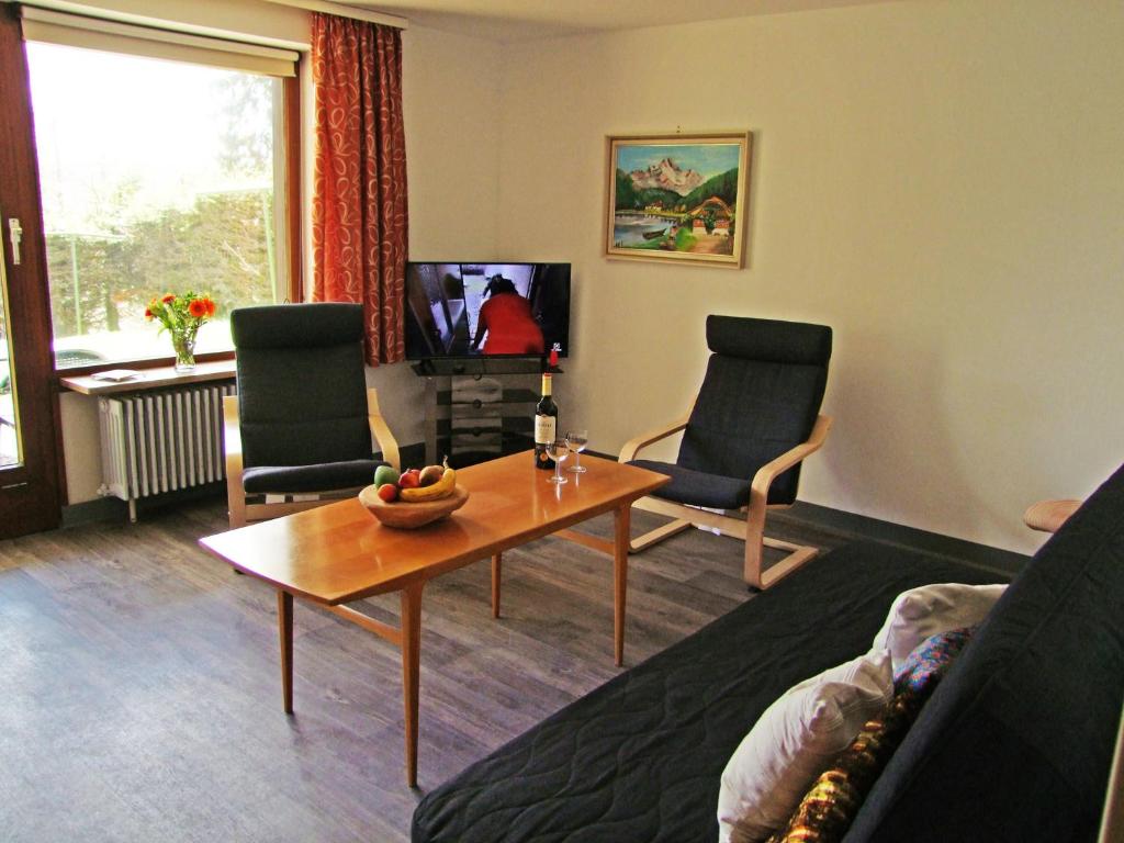 a living room with a table and two chairs at Haus Elisabeth - Fewo Glottertal, 1 Schlafzimmer, Feldberg nahe Skipiste in Neuglashütten