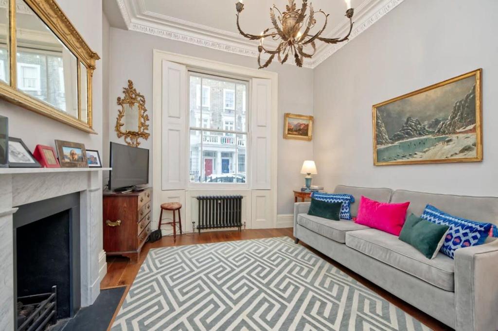 ロンドンにあるSpecial offer! Fantastic 1 bed flat in Pimlicoのリビングルーム(ソファ、暖炉付)