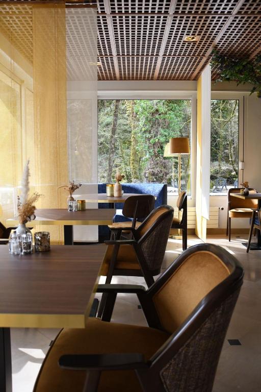 un salon avec un canapé, une table et des chaises dans l'établissement Le Moulin Des Ruats, à Avallon