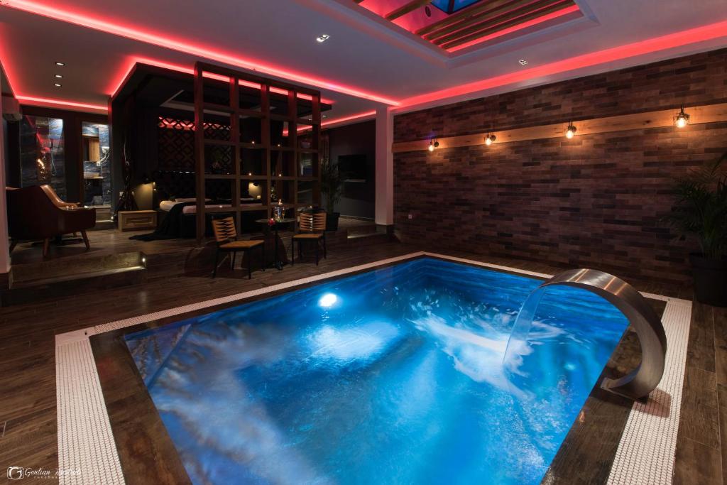 Bazén v ubytování Vera HOTEL-VILLA nebo v jeho okolí
