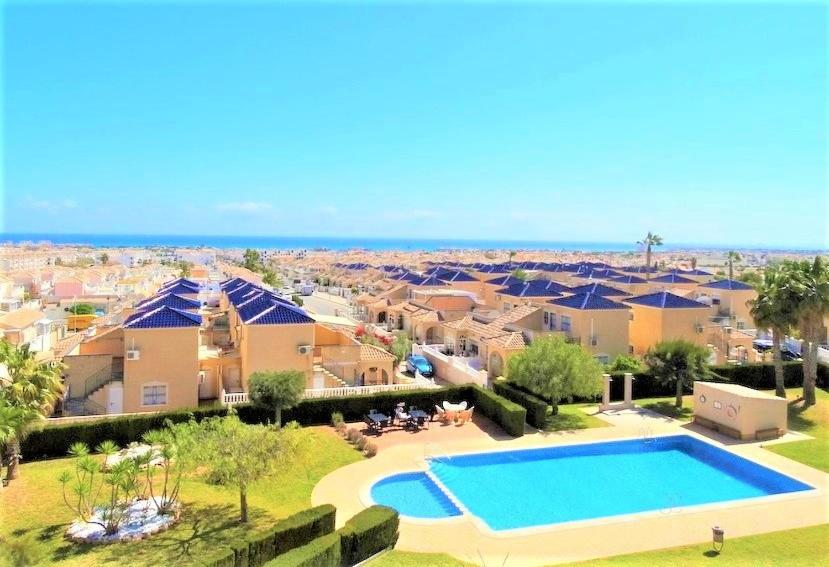 una vista aérea de una casa con piscina en PENTHOUSE BELLAVISTA with SEA VIEWS en Torrevieja