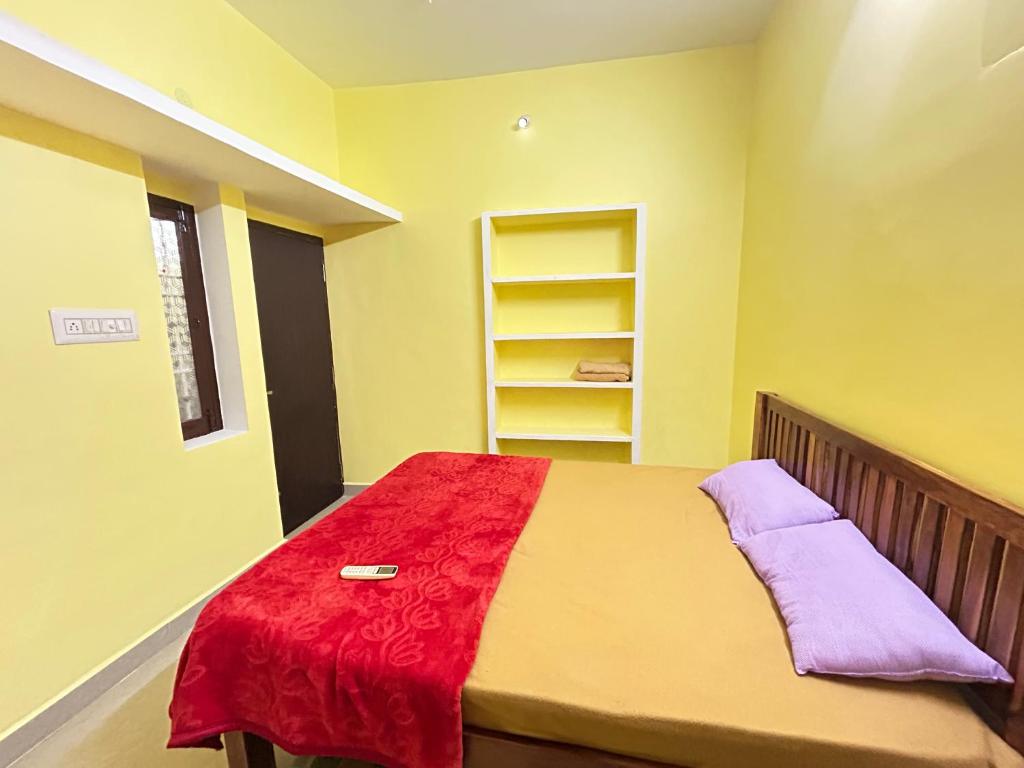 En eller flere senge i et værelse på Selvas Budget Stay Pondy