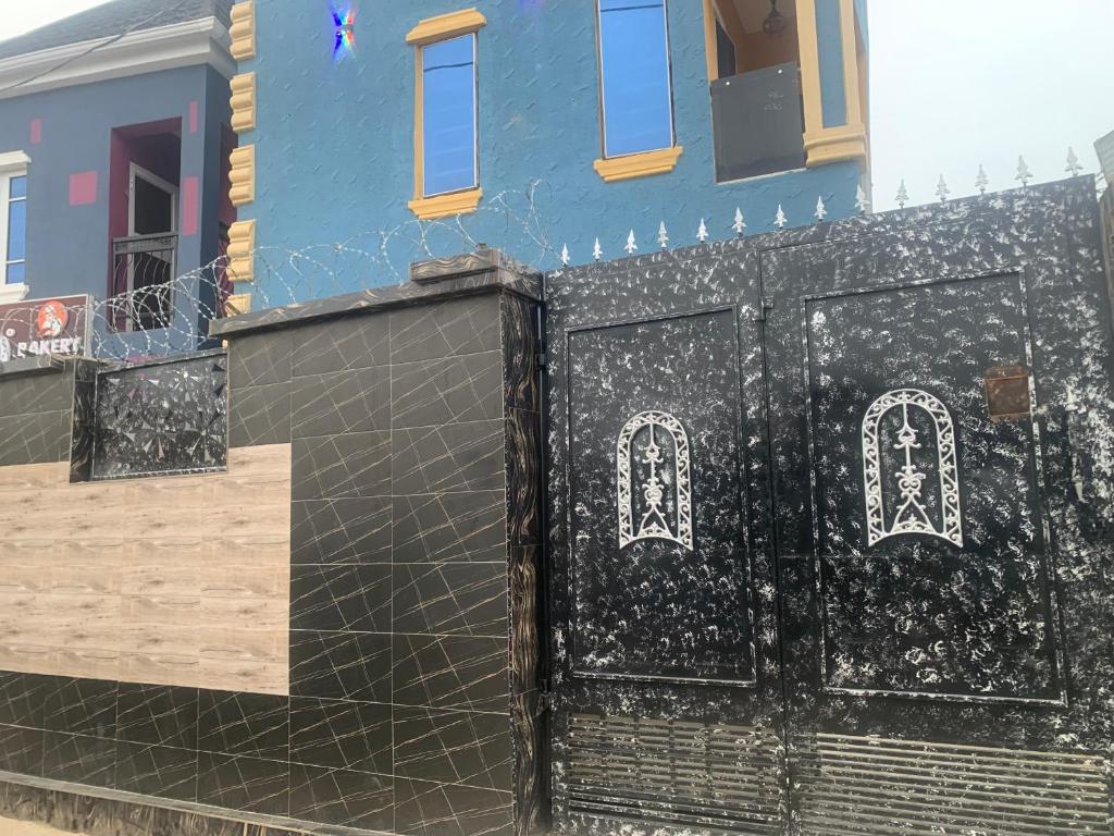 un edificio con una puerta delante de él en BLUE AO HOTEL en Lagos