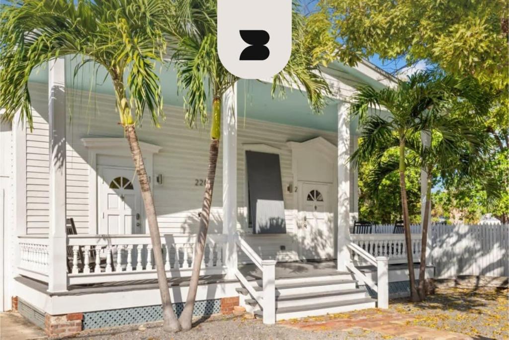 uma casa branca com palmeiras em frente em Mesa House, Uno by Brightwild-Perfect Location em Key West