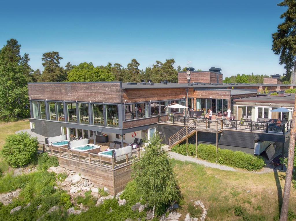 eine Luftansicht eines Hauses mit einer Terrasse in der Unterkunft Sigtunahöjden Hotell & Konferens in Sigtuna