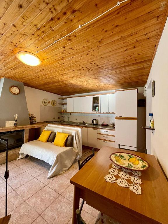 Sesta Godano的住宿－卡薩度假瑪日薩旅館，客房设有一张床和木制天花板