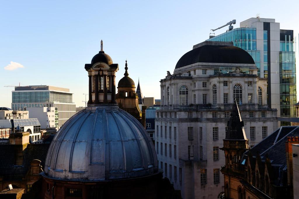 un grupo de edificios en una ciudad con en Hotel Gotham, en Mánchester