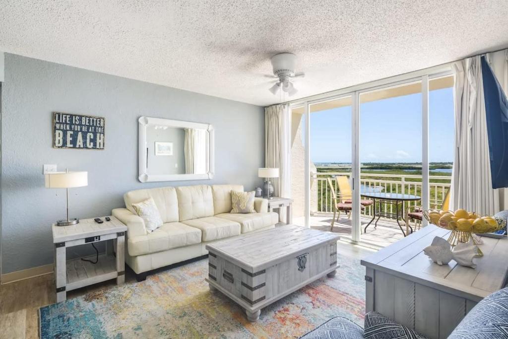 un soggiorno con divano e tavolo di The Salt Cay by Brightwild-Modern & Pet Friendly a Key West
