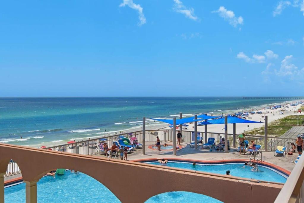 Bazén v ubytování Brightly Furnished Beachfront Condo by Brightwild- 7th Floor Gulf View! nebo v jeho okolí