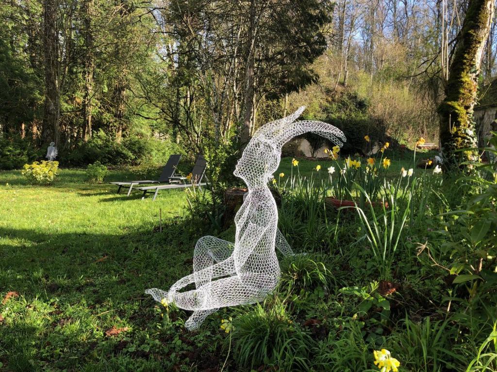 a metal statue of a peacock in a garden at Domaine de l'Ocrerie in Pourrain