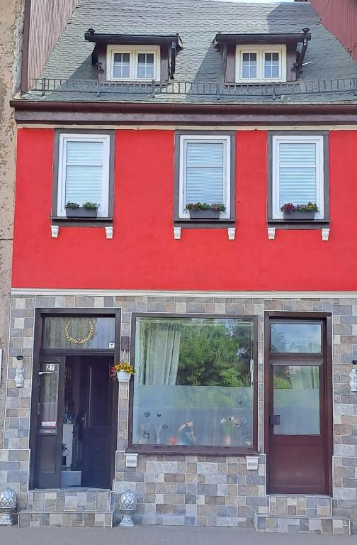 a red house with windows on a street at Peter´s Ferienwohnung in Schmalkalden