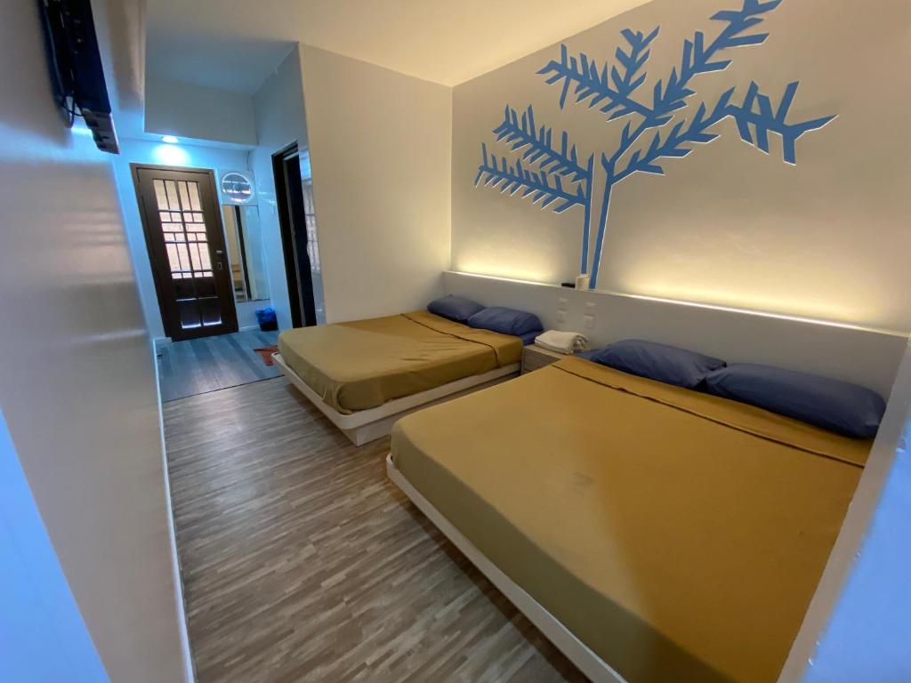 Postel nebo postele na pokoji v ubytování Suria Cameron Hotel