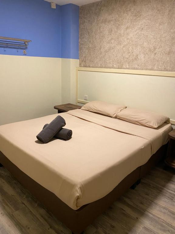 Postel nebo postele na pokoji v ubytování Suria Cameron Hotel