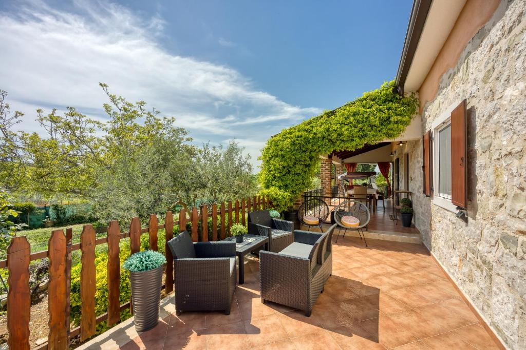 patio esterno con sedie e recinzione di Casa Lukas Dračevac a Dračevac