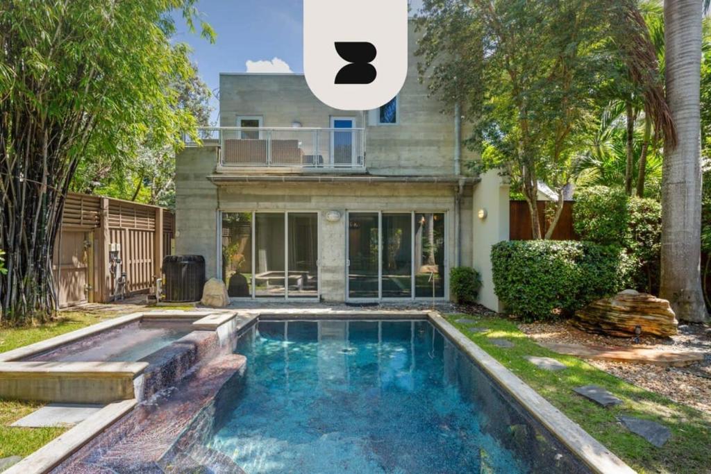 Πισίνα στο ή κοντά στο Contra House by Brightwild-Luxury Home With Pool