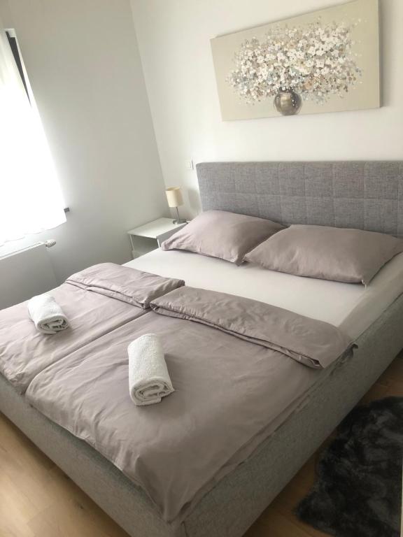 1 dormitorio con 1 cama con 2 toallas en Lucky place apartment - FREE PARKING SPOT, en Zagreb