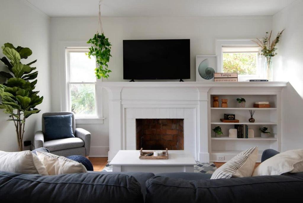 Телевизор и/или развлекательный центр в SoHo Escape, Gorgeous Apt in SoHo District