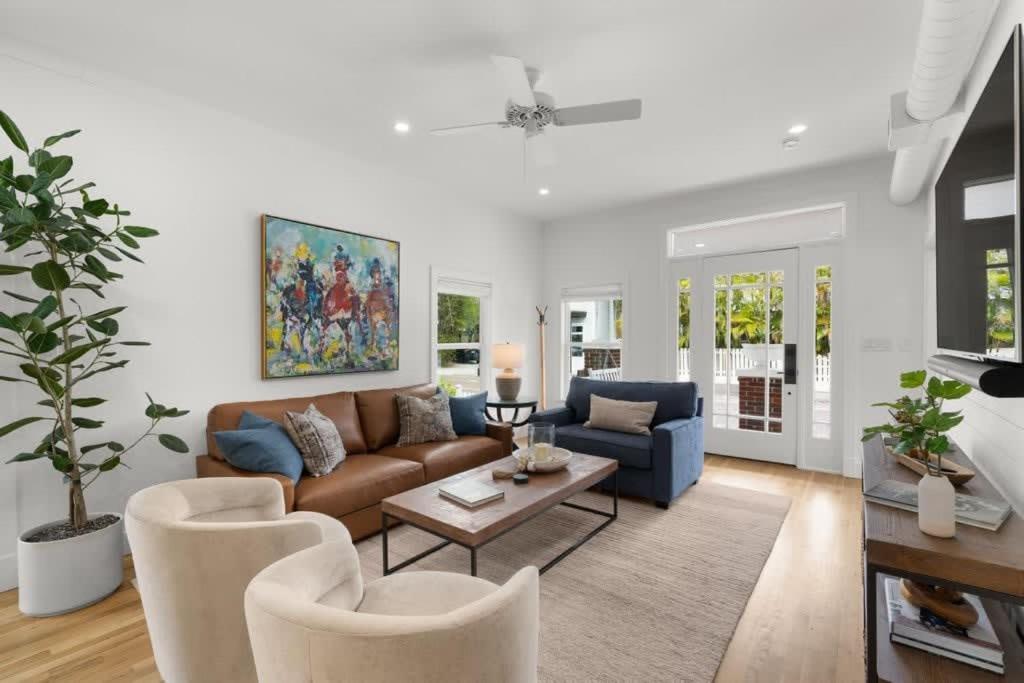 sala de estar con sofá y sillas en Casa Padrón - Gorgeous Home, Steps to 7th Ave en Tampa