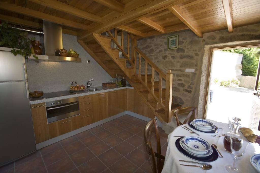 A kitchen or kitchenette at Casa de Afora Casa con piscina y jacuzzi privados