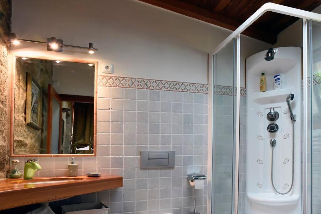 A bathroom at Casa de Afora Casa con piscina y jacuzzi privados