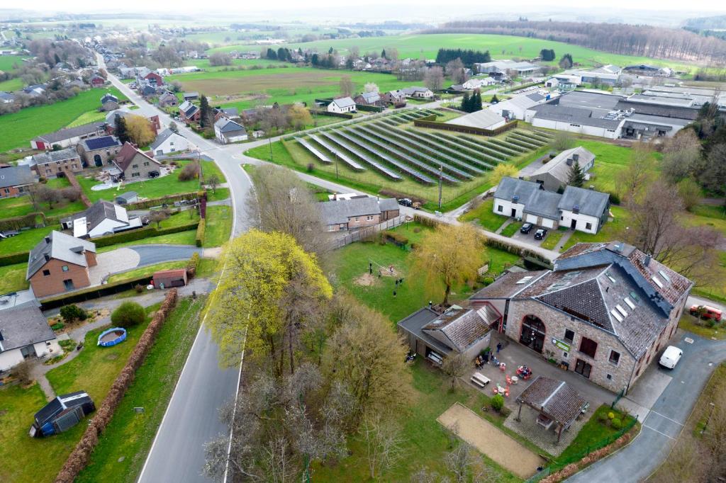 - une vue aérienne sur un petit village avec une route et des maisons dans l'établissement Auberge de Jeunesse de La-Roche Champlon, à Tenneville