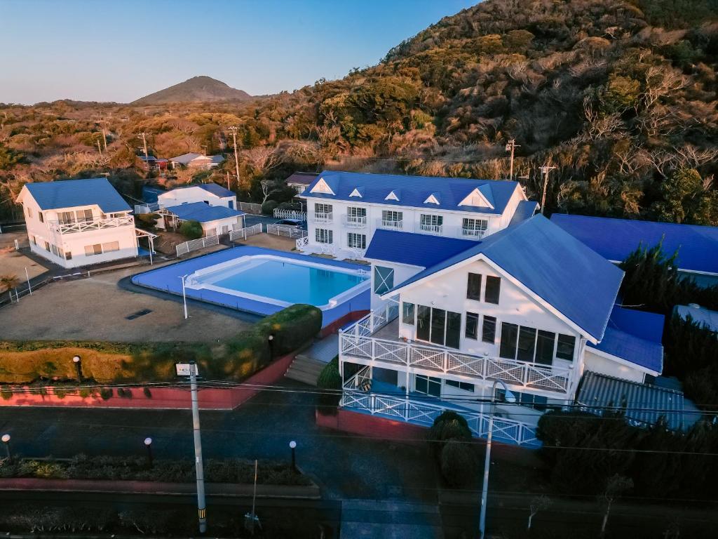 eine Luftansicht eines Hauses mit Pool in der Unterkunft Hotel Kailani in Oshima