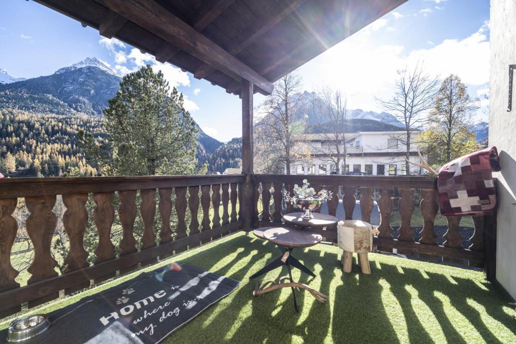 a balcony with a table and a view of mountains at Meis Chalet in Scuol
