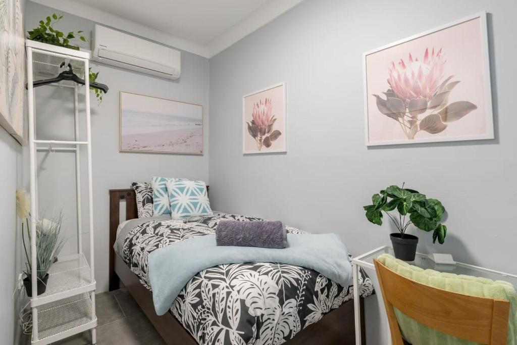 Posteľ alebo postele v izbe v ubytovaní Private Single Bed In Sydney CBD Near Train UTS DarlingHar&ICC&Chinatown 1 - ROOM ONLY