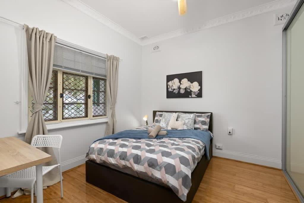 sypialnia z łóżkiem, stołem i oknem w obiekcie Lidcombe Boutique Guest House near Berala Station3 w mieście Sydney