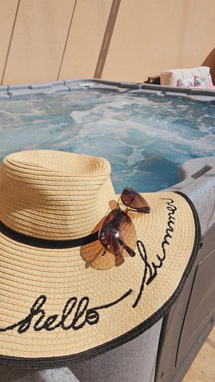 - un chapeau de paille au-dessus de la piscine dans l'établissement Pâquerette, à Arles