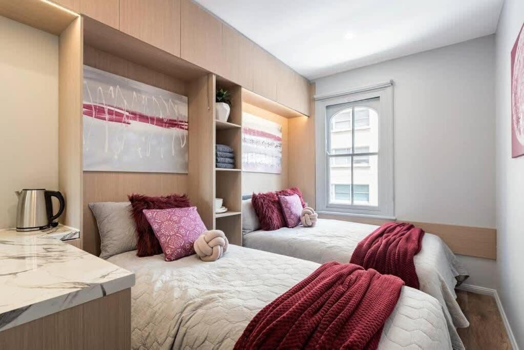 ein Schlafzimmer mit 2 Betten und einer Theke in der Unterkunft Private Triple Room in Sydney City Near TrainBus UTS DarHar&ICC&ChinaTown - ROOM ONLY in Sydney