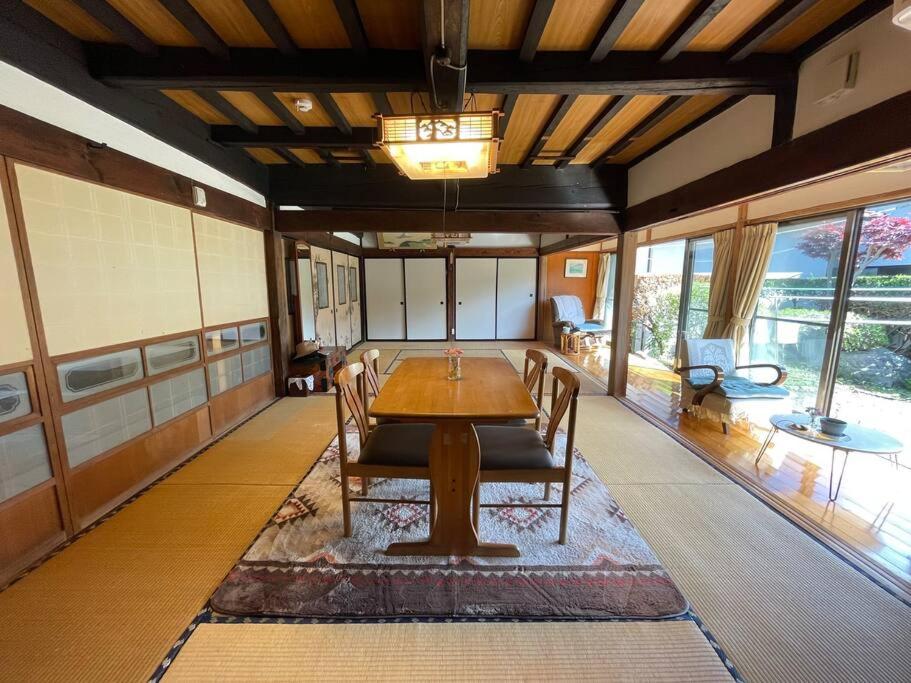 Posezení v ubytování 古民家ガーデン 山あり [新宿 80分 /富士山 30分 ： 中庭BBQ, 焚き火, ドッグラン]