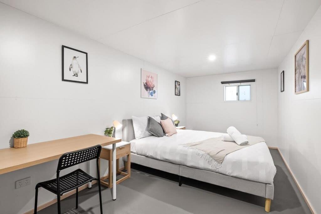 Habitación blanca con cama y escritorio en Large Room in Pymble Sleeps 2 en Pymble