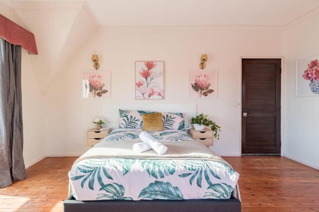 מיטה או מיטות בחדר ב-Rustic Private Room in Waterfront Beach Retreat 7 - SHAREHOUSE