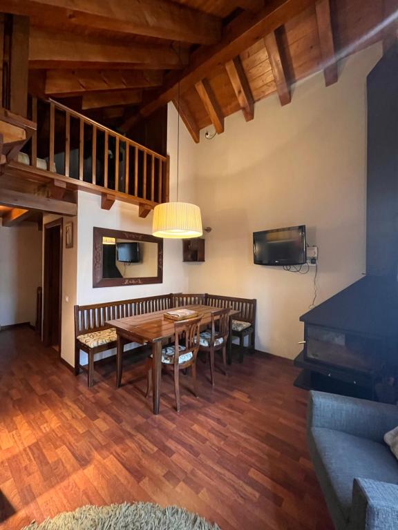 TV a/nebo společenská místnost v ubytování Luxury House Valencia D'Aneu