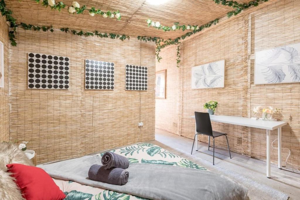 Zimmer mit einem Bett, einem Schreibtisch und einem Stuhl in der Unterkunft Rustic External Private Room in Waterfront Beach Retreat 10 - SHAREHOUSE in Sydney