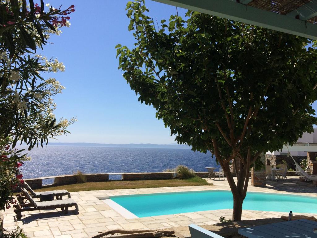 Bazén v ubytování Elli s seafront pool villa, w/sandy beach in Kea, Cyclades nebo v jeho okolí
