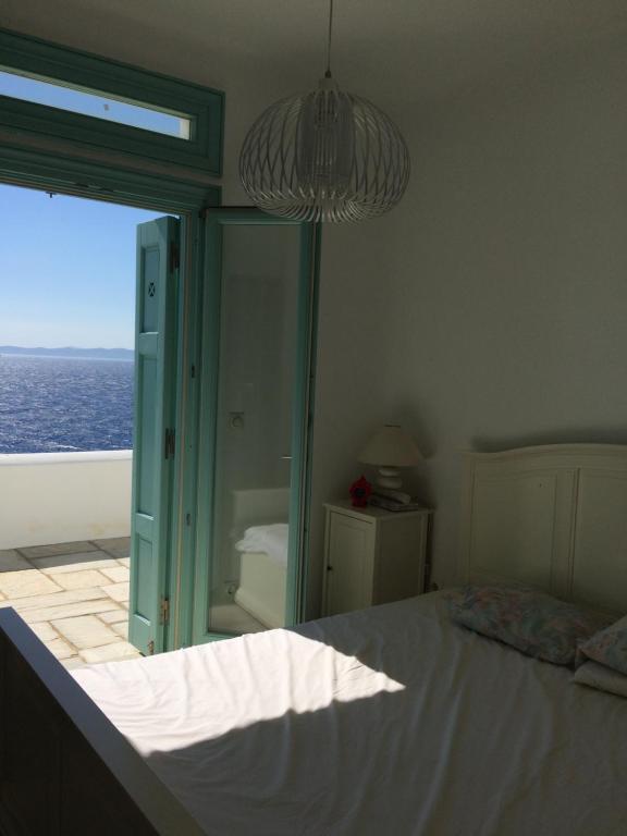 Postel nebo postele na pokoji v ubytování Elli s seafront pool villa, w/sandy beach in Kea, Cyclades