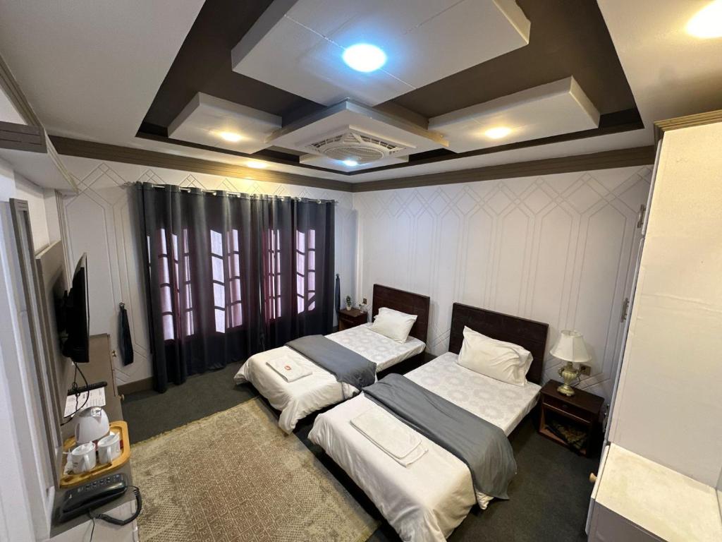 Postel nebo postele na pokoji v ubytování Signature Skardu Hotel