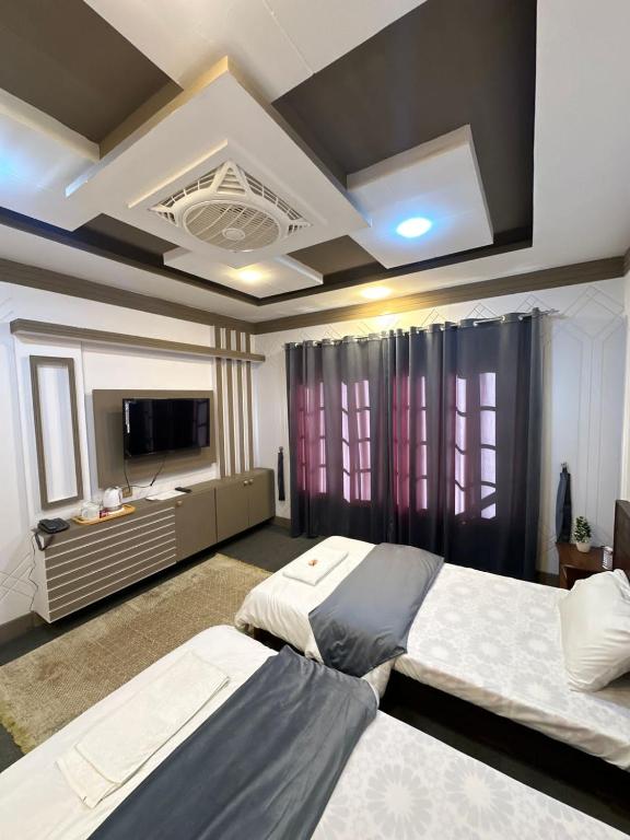 Postel nebo postele na pokoji v ubytování Signature Skardu Hotel