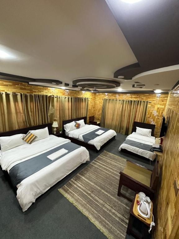Postel nebo postele na pokoji v ubytování Signature Skardu Hotel
