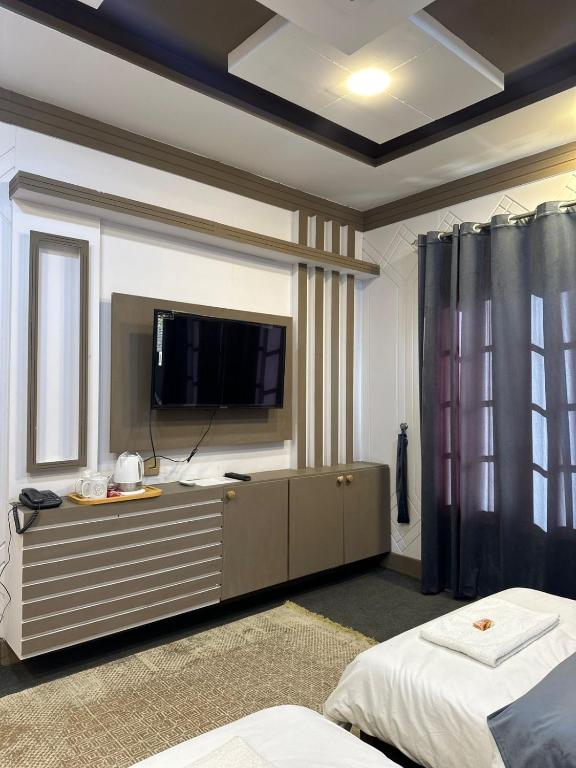 TV a/nebo společenská místnost v ubytování Signature Skardu Hotel