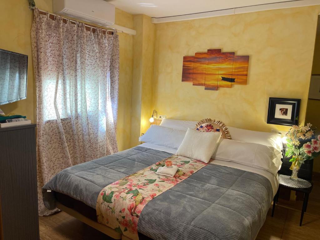 um quarto com uma cama e uma janela em VINO DE MAYO em Caravaca de la Cruz