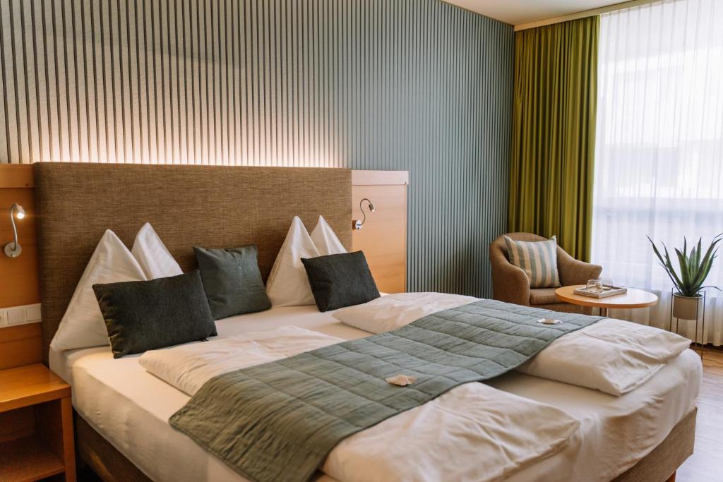 מיטה או מיטות בחדר ב-Hotel Auszeit St Lambrecht