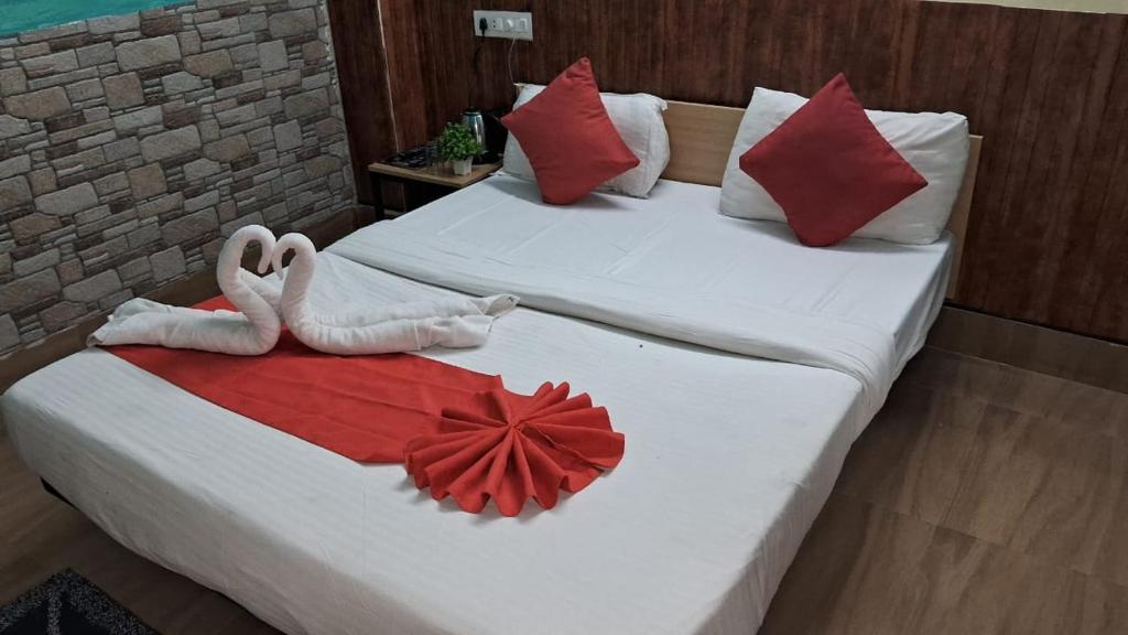 uma cama com duas decorações de cisnes em PRANJAL INN HOTEL em Patna