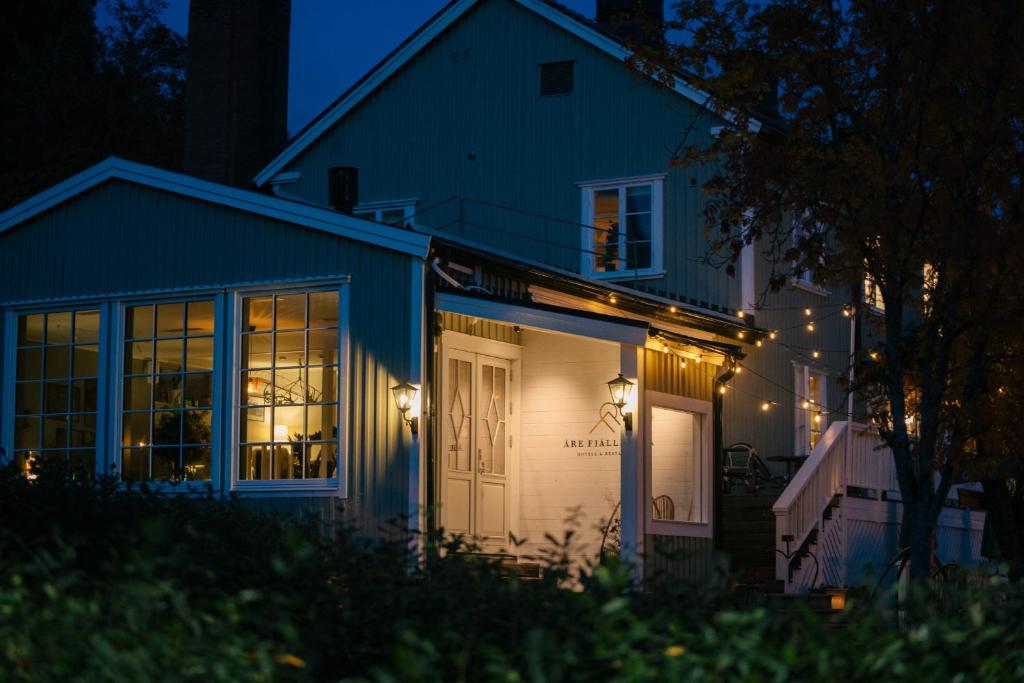 una casa con luces al costado de ella por la noche en Hotell Åre Fjällsätra, en Undersåker