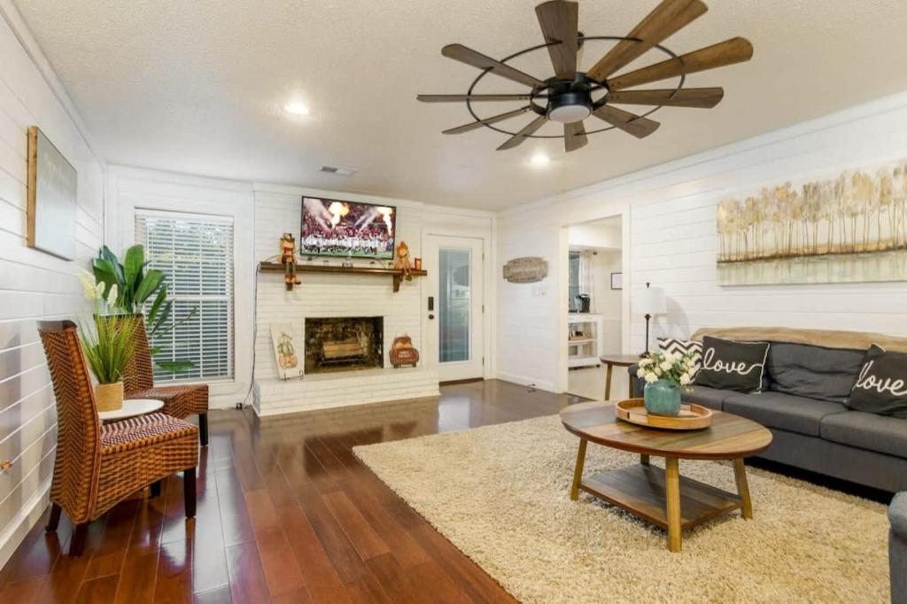 a living room with a couch and a ceiling fan at Gorgeous Alabama Home 4 Miles to Stadium Sleeps 8 in Tuscaloosa