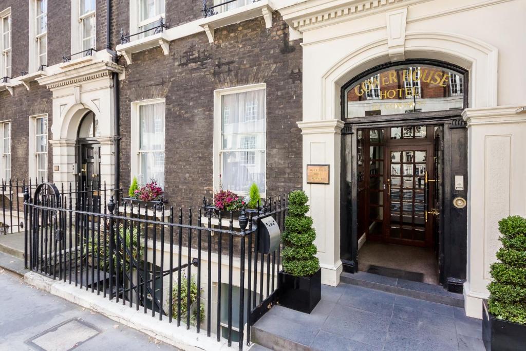 einen Eingang zu einem Gebäude mit einem schwarzen Tor in der Unterkunft Gower House Hotel in London